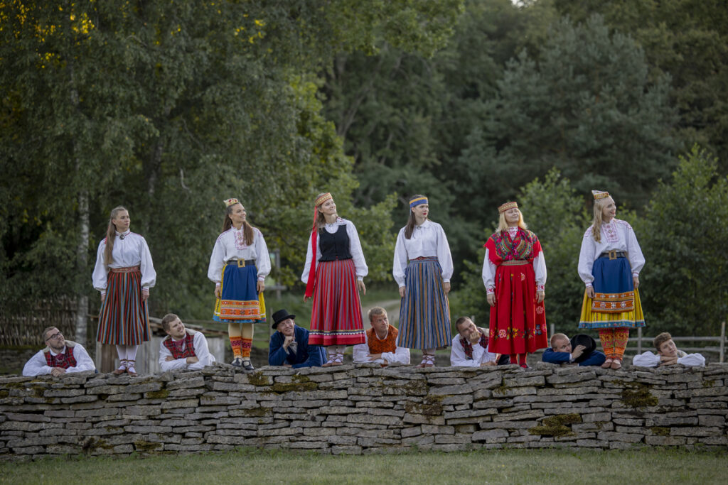 Tantsulavastus “Külavahe folk” viimaseid kordi Tallinnas
