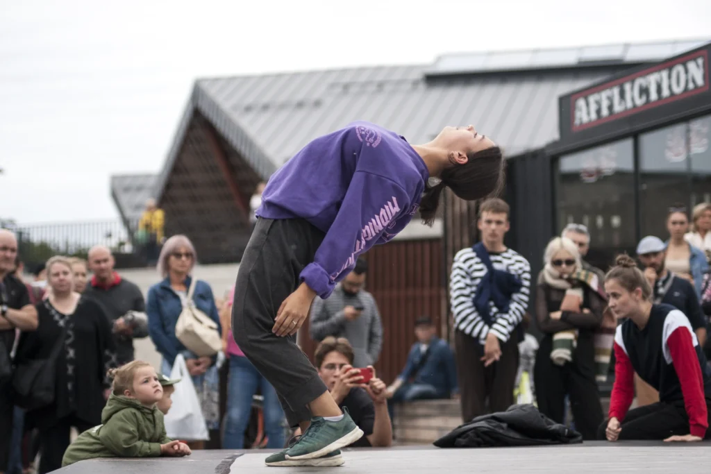 Battlejämm toob tantsu- ja etenduskunstnike sähvatused linnaruumi